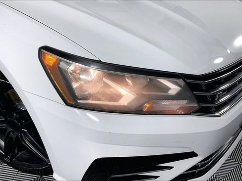 Used 2018 Volkswagen Passat 2.0T R-Line FWD image 38
