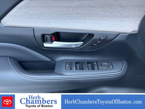 Used 2025 Toyota Grand Highlander AWD image 16