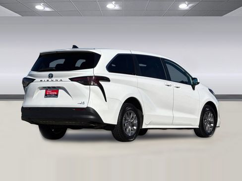 Used 2024 Toyota Sienna LE image 3