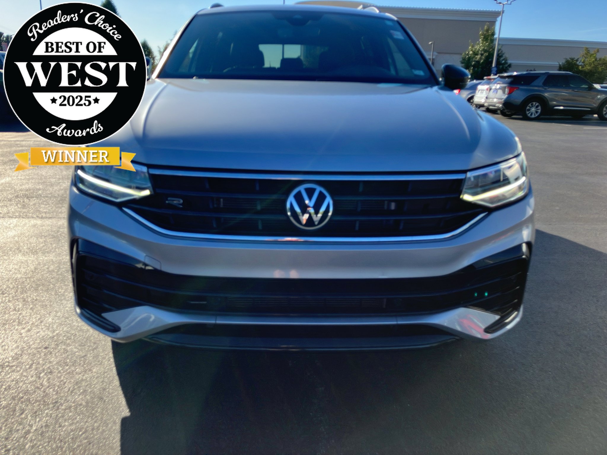 Used 2023 Volkswagen Tiguan SE R-Line FWD image 1