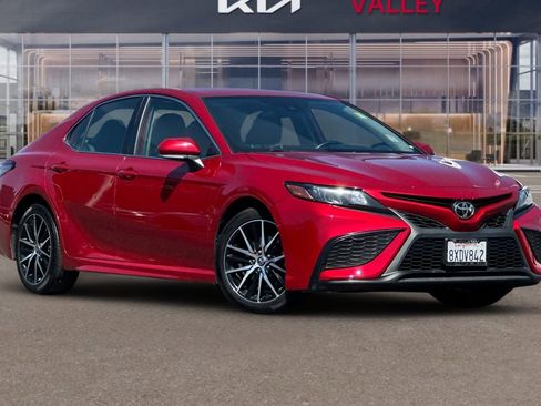 Used 2022 Toyota Camry SE FWD image 2