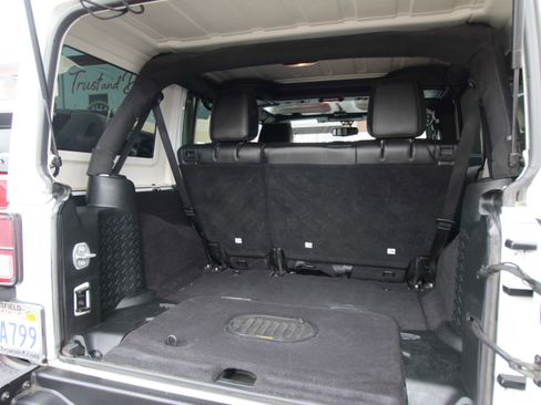 Used 2017 Jeep Wrangler Unlimited Sahara image 12