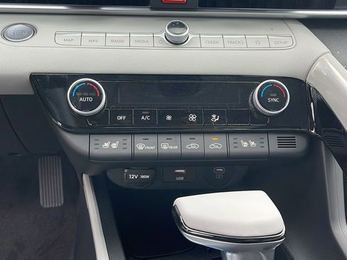 New 2025 Hyundai Elantra Limited image 22