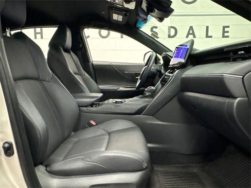 Used 2024 Toyota Venza Limited image 9