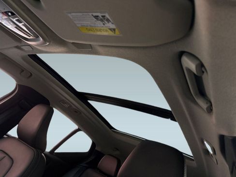 Used 2025 Volvo XC40 B5 Plus image 13