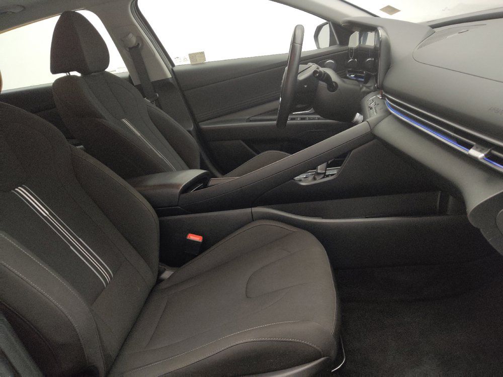 Used 2025 Hyundai Elantra SEL FWD image 21