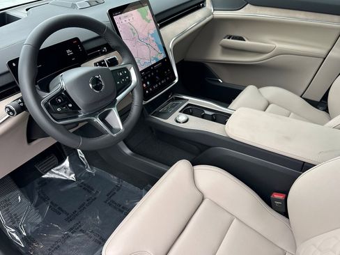 New 2025 Volvo EX90 Plus image 13
