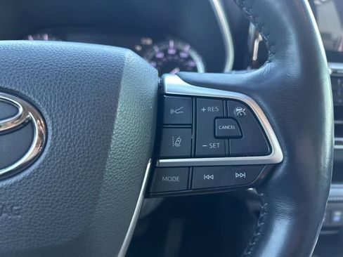 Used 2022 Toyota Highlander Limited FWD image 25