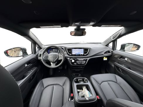 New 2026 Chrysler Pacifica Select image 22