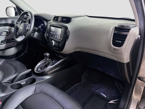 Used 2017 Kia Soul + w/ Primo Package FWD image 30