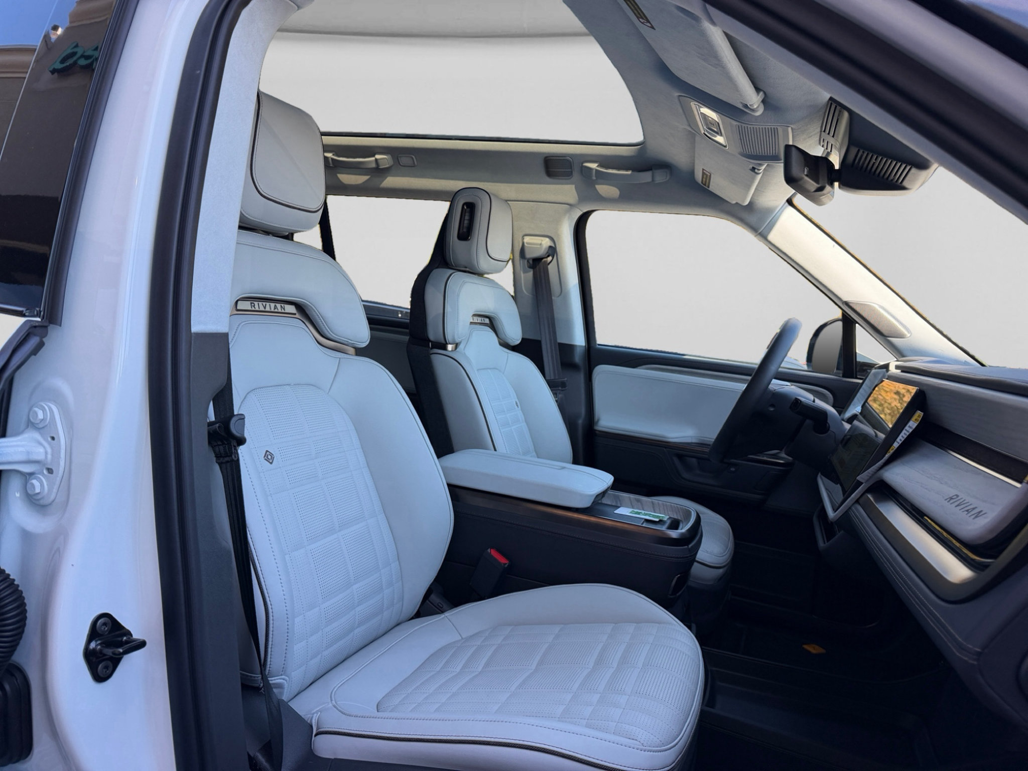 Used 2026 Rivian R1S Premium Tri AWD/4WD image 18