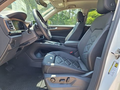 Used 2025 Volkswagen Atlas SE w/ Panoramic Sunroof Package image 11