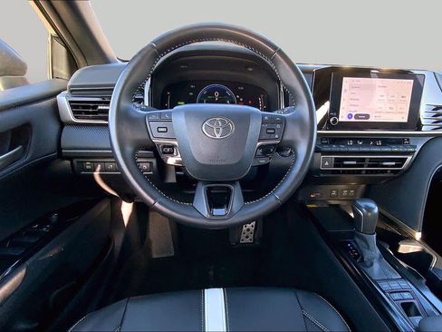 Used 2025 Toyota Camry SE FWD image 6