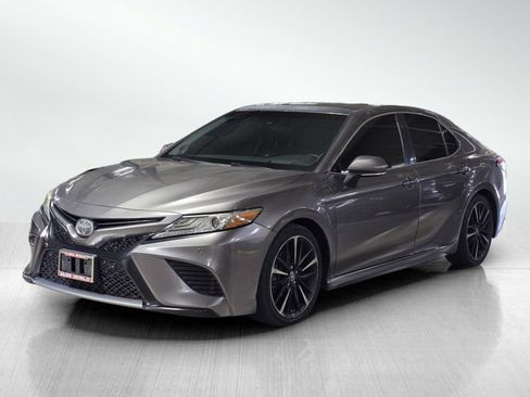 Used 2018 Toyota Camry XSE FWD image 3