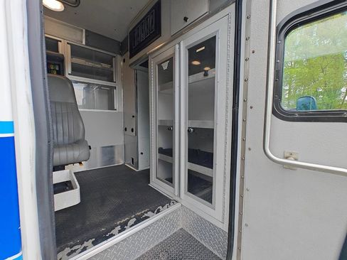 Used 2012 Ford E-450 and Econoline 450 Super Duty w/ Ambulance Prep Pkg image 12