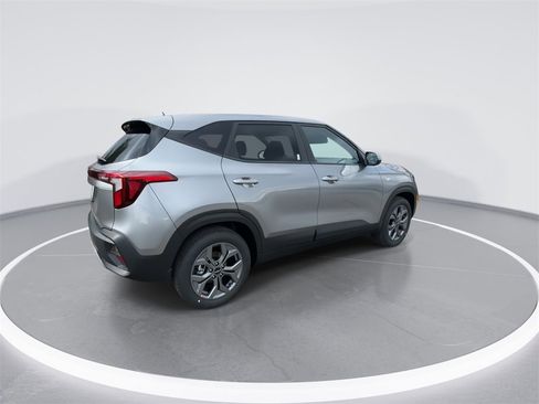 New 2026 Kia Seltos LX image 8