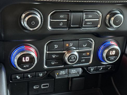 Used 2021 GMC Yukon XL SLT w/ SLT Luxury Package image 22