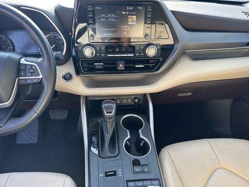 Used 2022 Toyota Highlander XLE FWD image 29