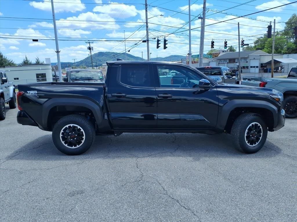 Used 2025 Toyota Tacoma TRD Off-Road AWD/4WD image 2