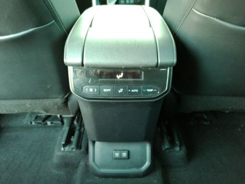 Used 2020 Toyota Highlander XLE image 32