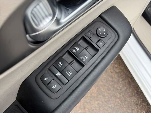 Used 2024 Chrysler Pacifica Touring-L image 24