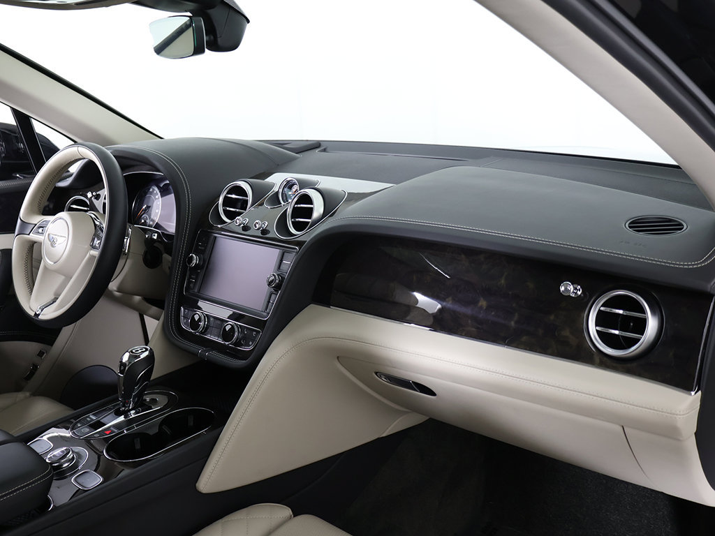Used 2020 Bentley Bentayga Plug-In Hybrid AWD/4WD image 35