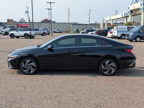 Used 2024 Hyundai Elantra Limited FWD image 2