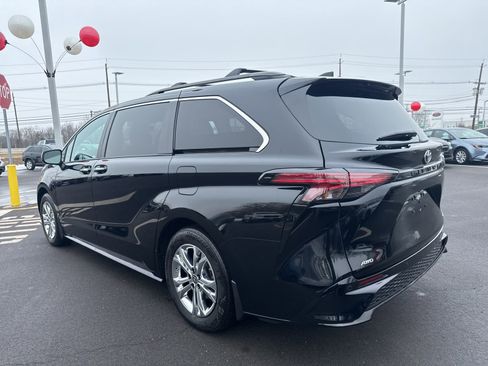 Used 2023 Toyota Sienna XSE w/ XSE Plus Package image 8