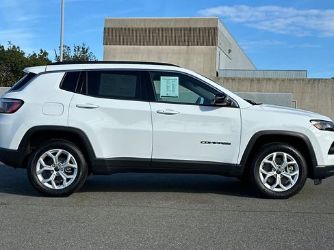 Used 2025 Jeep Compass Latitude image 6