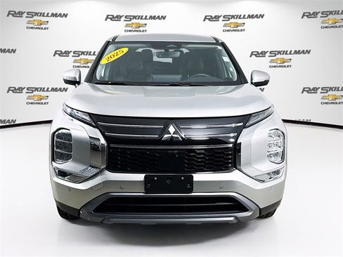 Used 2025 Mitsubishi Outlander SE image 2