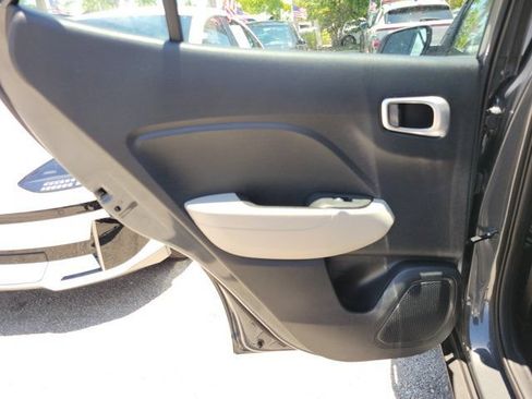 Certified 2025 Hyundai Venue SEL FWD image 9