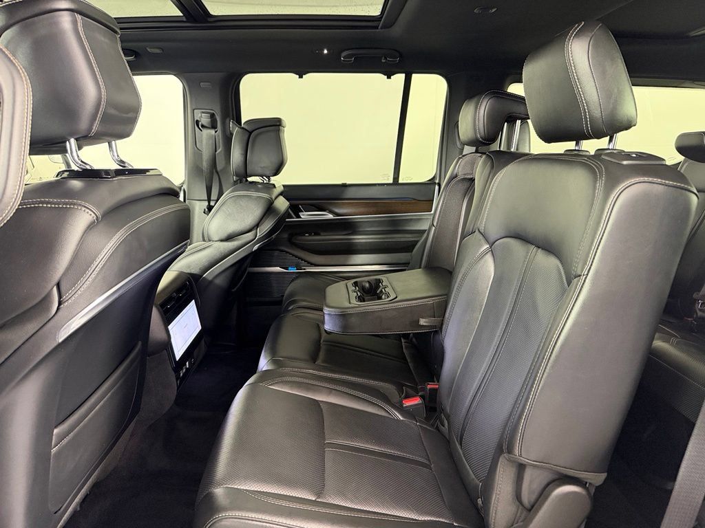 Certified 2023 Jeep Grand Wagoneer 4WD w/ Flexible Seating Group image 18