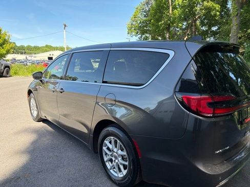 Used 2023 Chrysler Pacifica Touring-L FWD image 2