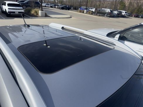 Used 2024 Hyundai Venue SEL image 11