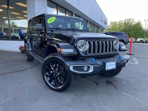 Used 2024 Jeep Wrangler Unlimited Sahara w/ Technology Group AWD/4WD image 3