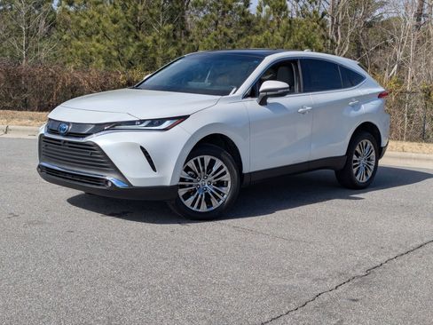 Used 2024 Toyota Venza Limited image 2