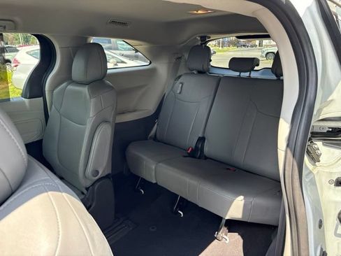 Used 2023 Toyota Sienna XLE FWD image 23