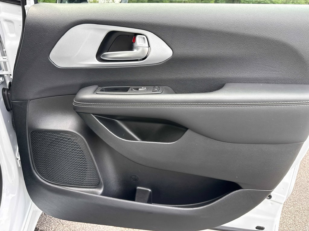 Used 2025 Chrysler Pacifica Limited FWD image 27
