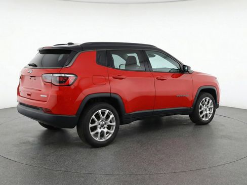 Used 2025 Jeep Compass Limited image 9