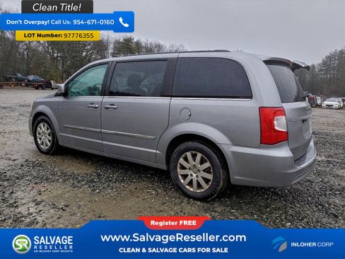 Used 2016 Chrysler Town & Country Touring image 3