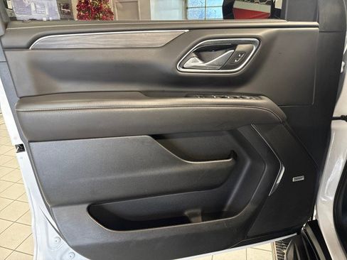 Used 2024 GMC Yukon SLT w/ SLT Luxury Package image 14