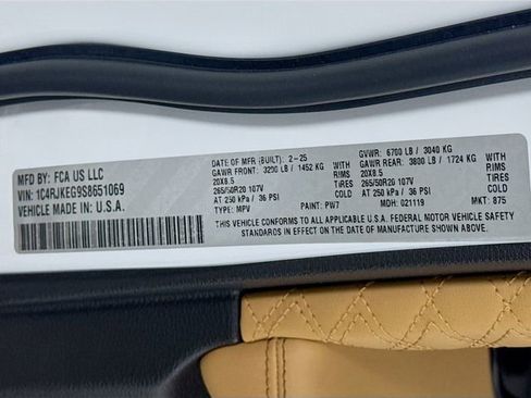 Used 2025 Jeep Grand Cherokee L Summit AWD/4WD image 39