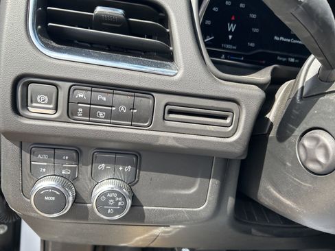 Used 2024 GMC Yukon SLT w/ SLT Premium Package image 19