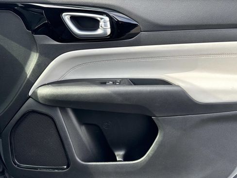 Used 2024 Jeep Compass Limited image 23