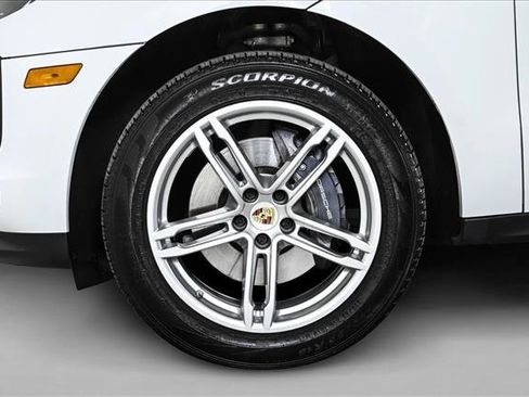 Used 2021 Porsche Macan image 25