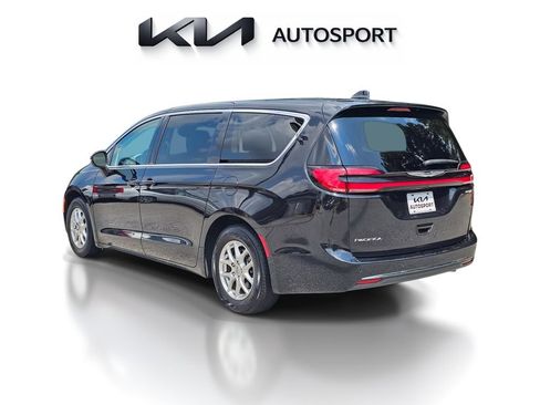 Used 2023 Chrysler Pacifica Touring-L FWD image 19
