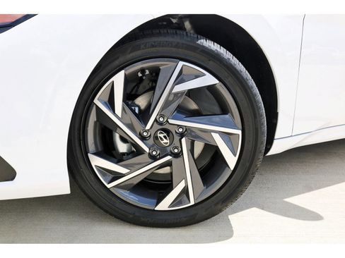 Certified 2025 Hyundai Elantra SEL FWD image 32