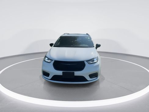 Used 2024 Chrysler Pacifica Touring-L w/ S Appearance Package image 5