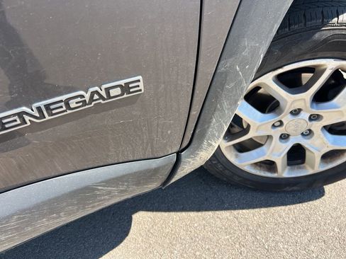 Used 2018 Jeep Renegade Latitude w/ Popular Equipment Group image 13