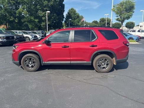 Used 2025 Honda Pilot TrailSport image 2